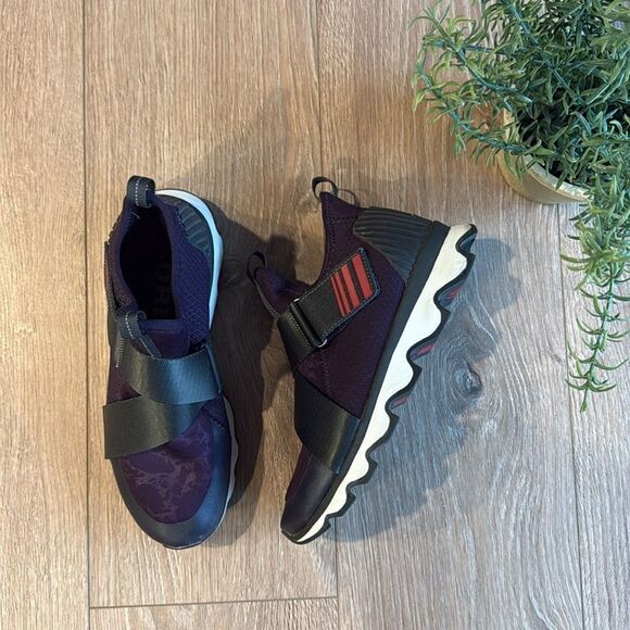 SOREL KINETIC SNEAKER IN DARK PLUM NEARLY NEW SIZE 8 - Picture 4 of 11
